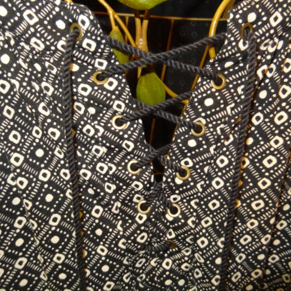Chaps Black & Tan Print 3 Quarter Sleeve Tunic, Like New - Picture 2 of 6